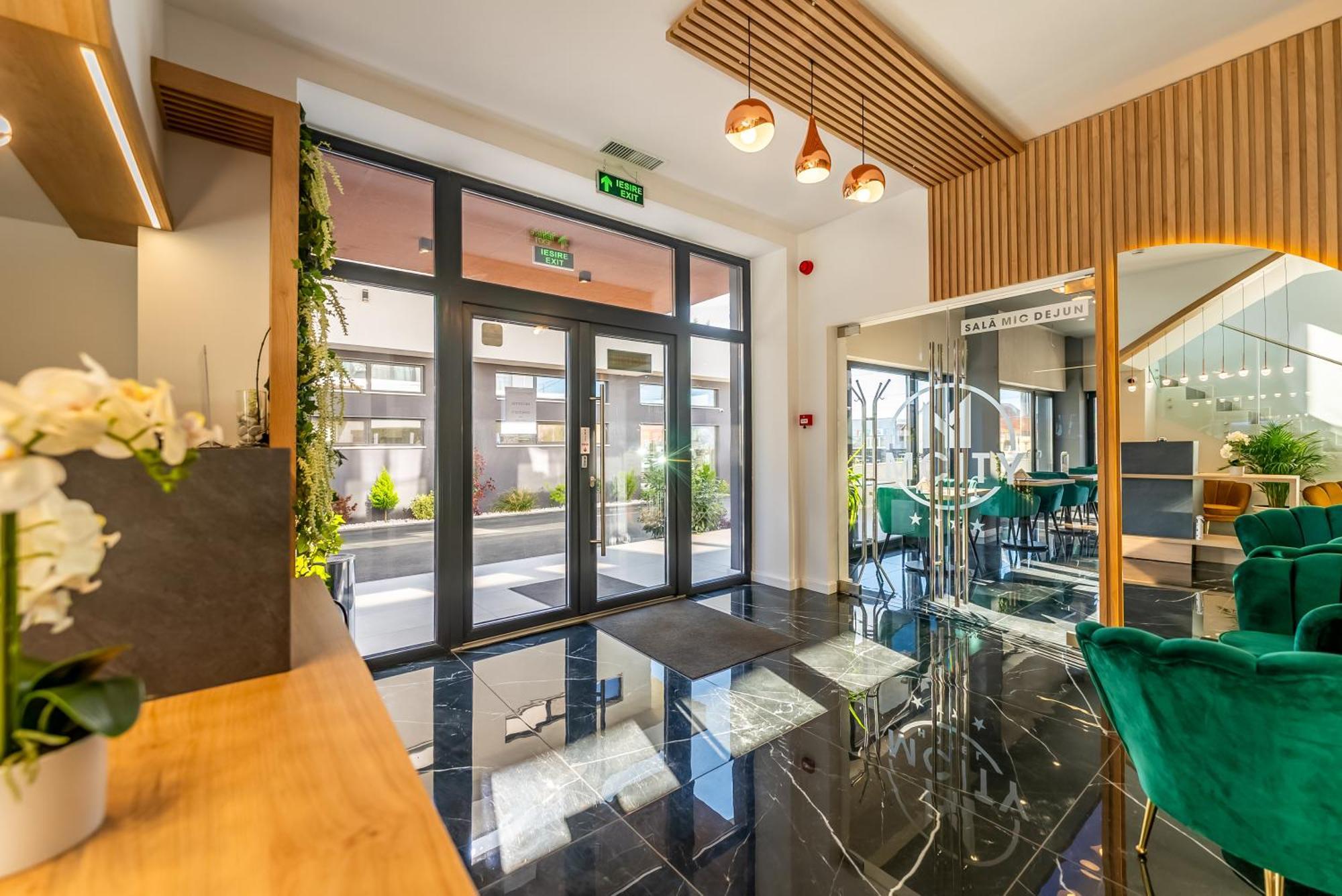 M City Aparthotel Arad Exterior foto